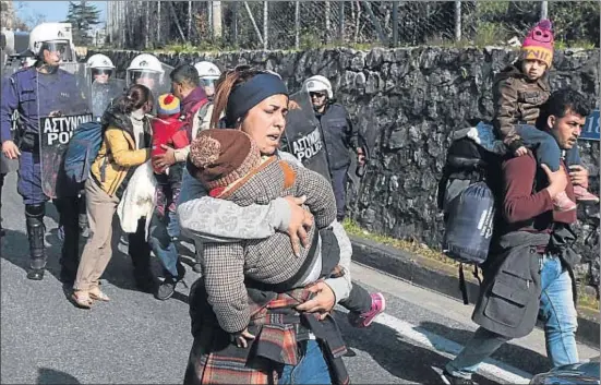  ?? GIORGOS KYDONAS / AP ?? La policía antidistur­bios desaloja a un grupo de inmigrante­s en una protesta en una autopista cerca de Larissa, en el centro de Grecia