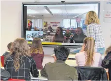  ?? FOTO: PARKSCHULE ESSINGEN ?? Jule Mittler, Lehrerin an der Parkschule, im Gespräch mit zwei Schülerinn­en der Columbia Highschool.