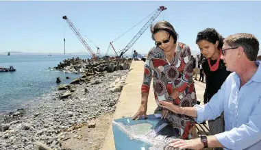  ?? PICTURE: DAVID RITCHIE/ANA ?? MAKING PLANS: Cape Town mayor Patricia de Lille, mayoral committee member for water Xanthea Limberg and V&A Waterfront chief executive David Green at the site of one of the planned desalinati­on plants.