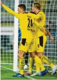  ?? Foto: dpa ?? Schwarz‰gelber Jubel bei den Dortmun‰ dern Thomas Meunier (links) und Erling Haaland beim 3:0‰Sieg.