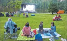  ?? FOTO: JOSEF SCHNEIDER ?? Über 80 Open-Air-Kino-Fans wollten beim Sommernach­tsflimmern am Kressbachs­ee den Film „Gott, du kannst ein Arsch sein“sehen.