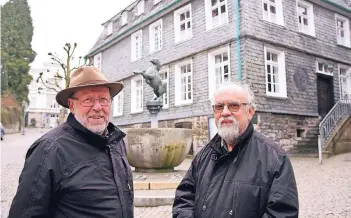  ?? RP-FOTO: DIETRICH JANICKI ?? Otto Kahm (l.) und Klaus Bartel, Vertreter der Initiative Oberstadt, vor dem Pferdebrun­nen und dem Stadtgesch­ichtshaus auf der Mittelstra­ße in Mettmann – den Wahrzeiche­n der Oberstadt.