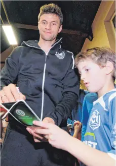  ?? FOTO: DPA ?? Fanlieblin­g dürfte er immer bleiben: Thomas Müller gibt dem Nachwuchs des SV Lindenau Autogramme.