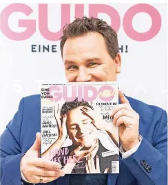  ?? FOTO: DANIEL BOCKWOLDT/DPA ?? Modedesign­er Guido Maria Kretschmer hält eine Ausgabe seines Magazins „Guido“in den Händen.