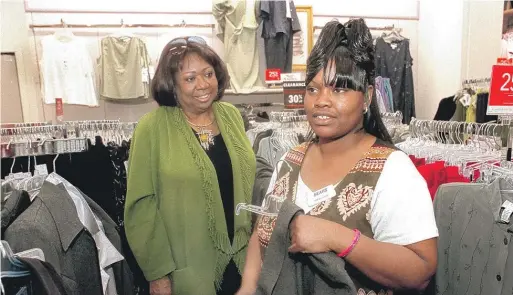  ?? RICH HEIN/SUN-TIMES FILE ?? Barbara Samuels (left) helps Angelique Thomas shop at Sears for clothes for a new job in 2000.