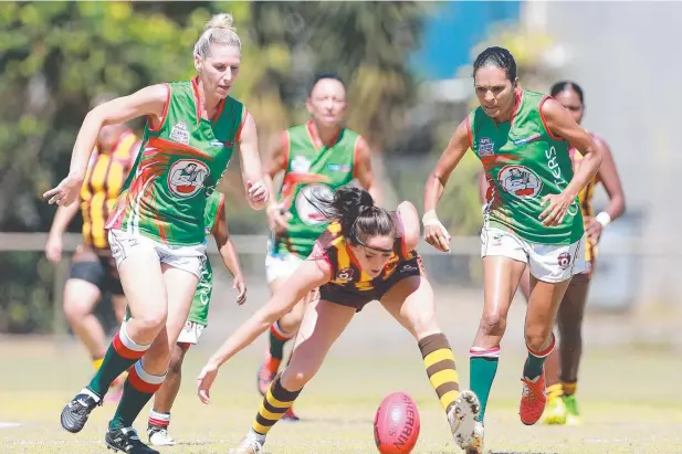  ?? Picture: JUSTIN BRIERTY ?? VALIANT EFFORT: Hawk Melissa Kelly scoops the ball away from Cutters opponents in Saturday’s clash.