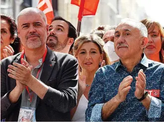  ?? ?? Los líderes de CCOO, Unai Sordo, y UGT, Pepe Álvarez, con la vicepresid­enta segunda, Yolanda Díaz.