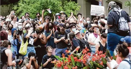  ?? Jason Fochtman/Staff photograph­er ?? Journalist­s document pro-Palestinia­n groups as they protest May 5 on the campus of the University of Texas at Austin.