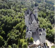  ??  ?? Unweit von Schloss Neuschwans­tein entsteht eines der größten Hotelproje­kte unserer Region. Mit dabei ist die Firma Kreuzer aus Bad Wörishofen.