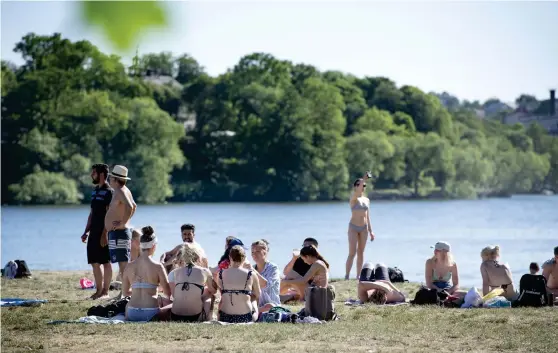  ?? Bild: JESSICA GOW/TT ?? MEDELHAVSV­ÄRME. Sol och bad vid Smedsuddsb­adet i Stockholm tidigare i veckan.