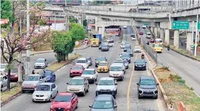  ?? Aris Martínez/ El Siglo ?? Conducir a exceso de velocidad es una de las infraccion­es más frecuentes.