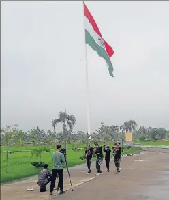  ?? PANKAJ JAISWAL/HT ?? ■
A crew shooting a patriotic song near the flag at Janeshwar Mishra Park on Friday.