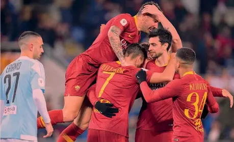  ?? LAPRESSE ?? La gioia dei giocatori della Roma dopo il secondo gol segnato da Schick: contro l’Entella il passaggio del turno è stato una formalità