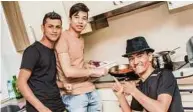  ??  ?? Oft versorgen sich die Jungs auch selbst: Noor, Hossein und Yahya kochen Lamm mit Reis