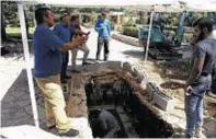  ??  ?? Workers dig a grave on Mount Herzl for Israel's former president Shimon Peres in Jerusalem