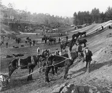  ??  ?? The circuit at Brooklands, here being built in 1906/7, was used for motor racing and engineerin­g tests