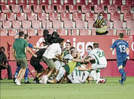  ?? FOTO: PERE PUNTÍ ?? Los jugadores del Elche celebran el tanto de Pere Milla en el minuto 96 que les dio el ascenso a Primera División