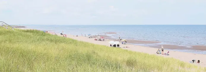  ??  ?? Les visiteurs sont plus nombreux que l’an dernier à la plage de l’Aboiteau. - Acadie Nouvelle: Simon Delattre