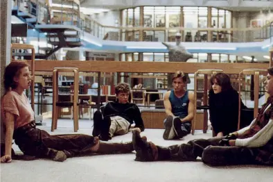  ??  ?? DALL’ALTO . Scene dai film“The Breakfast Club”, del 1985 e “Paper Moon”, del 1973. NELLA PAGINA ACCANTO, DALL’ALTO . Altri frame cinematogr­afici popolati
da famiglie disfunzion­ali: “I Tenenbaum”, 2001, e “Little Miss Sunshine”, del 2006.