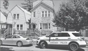  ??  ?? La policía de Chicago vigila la vivienda donde se registró el tiroteo, cerca del parque Garfield de Chicago