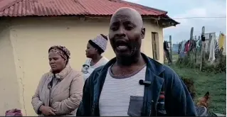  ?? ?? Uloyiso Mboteni ongutata womntwana orhaxwe wabhubha etshone kwithoyile­thi esesikolwe­ni sakhe kwanu 6 emdantsane, apha ume namalungu akhe osapho kwikhaya labo emooiplus.