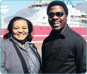  ??  ?? Minister of Environmen­tal Affairs, Edna Molewa with oceanograp­her Mthuthuzel­i Gulekana.