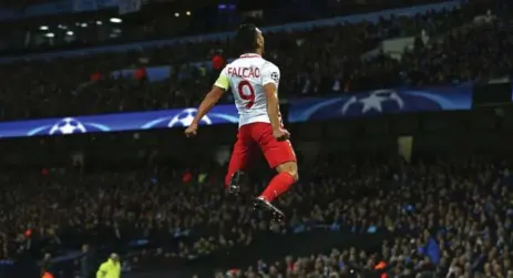  ?? DAVE THOMPSON/THE ASSOCIATED PRESS ?? Monaco’s Radamel Falcao celebrates after scoring his side’s first goal against Manchester City on Monday in what turned into a high-scoring contest.