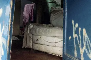  ??  ?? Degrado
Una immagine delle condizioni di estrema povertà in cui vivono 10 senza fissa dimora in una delle baracche in via dei Lucani: tra loro ci sono anche 2 donne incinta. I clochard venivano da largo Passamonti