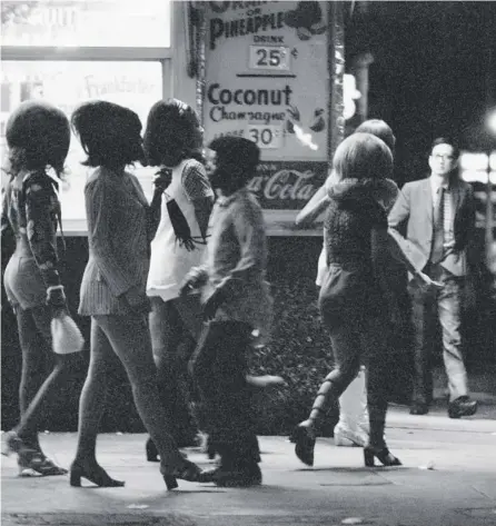  ?? PICTURE: BETTMANN ARCHIVE ?? 0 Prostitute­s working along the side streets of Broadway and Times Square in New York in 1971