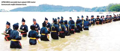  ??  ?? UPACARA meredah laut sejauh 300 meter kemuncak majlis khatam keris.