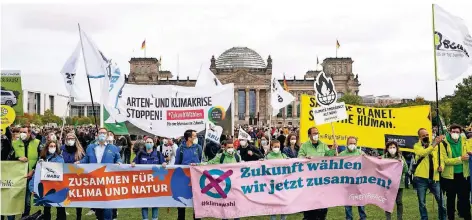  ?? FOTO: STEFAN ZEITZ/IMAGO ?? Demonstran­ten forderten am Freitag vor dem Reichstag in Berlin mehr Anstrengun­gen für den Klimaschut­z.