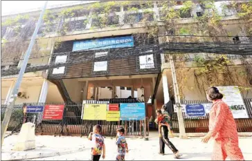  ?? HENG CHIVOAN ?? People walk in front of Kantha Bopha Children’s Hospital near Wat Phnom in March last year.