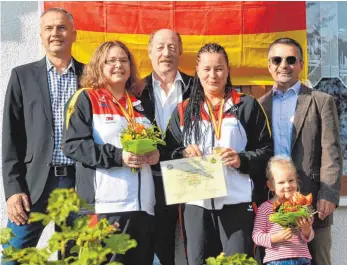  ?? FOTO: WALTER SAUTTER ?? Mannschaft­s-Europameis­terinnen im Vorderlade­rschießen sind Carolin Wägeli und Barbara Ukas (vorne von links) vom Schützenve­rein Immendinge­n geworden. Gratulante­n waren (von links) Harald Jochum, Konrad Ukas und Michael Reiner.