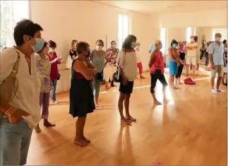  ?? (Photo M. L.) ?? L’assemblée s’est tenue debout, au Petit foyer, pendant l’heure dédiée à la gym... dont les cours sont suspendus.