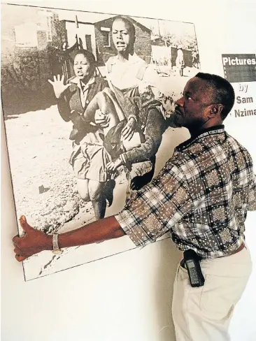  ?? Picture: Veli Nhlapo ?? Sam Nzima with a print of his picture of Hector Pieterson being carried by Mbuyisa Makhubu after the 13-year-old was shot by police during the student uprising in Soweto on June 16 1976.