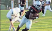  ?? Kevin Myrick /
Standard Journal ?? Cedartown’s Tony Mathis Jr. makes a Gilmer defender miss and jets in for a first quarter score after completing a pass.