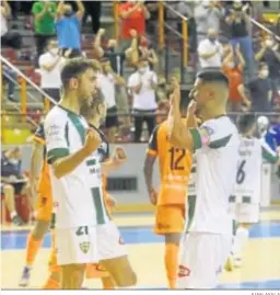  ?? JUAN AYALA ?? Zequi y Jesús Rodríguez celebran un gol ante Burela en la primera vuelta.