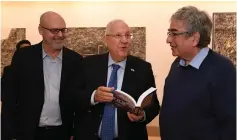  ??  ?? PRESIDENT REUVEN RIVLIN, flanked by Moti Schwartz (left), executive director Mishkenot Sha’ananim, and author Haim Be’er.