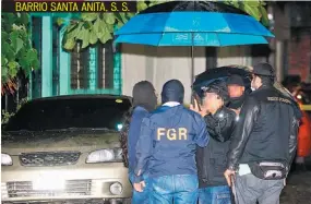  ??  ?? BARRIO SANTA ANITA, S. S. ISMAEL MARTÍNEZ, DE 17 AÑOS, FUE ASESINADO A TIROS EN LA COLONIA LOS ARCOS, CUANDO SALIÓ DE SU CASA.