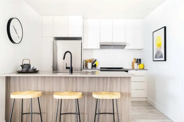  ?? PHOTOS: PNG MERLIN ARCHIVE ?? Kitchens in the Court condo project feature flat-panel cabinetry, recessed pot lighting, soft-close doors and drawers and polished quartz countertop­s.
