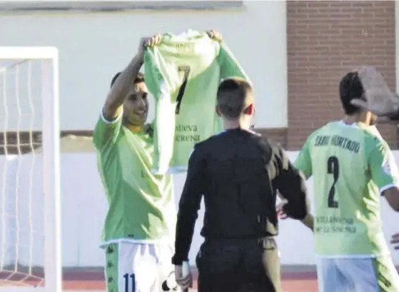  ?? FJ ZAMORA ?? Sillero dedica el gol al lesionado Óscar Muñoz mostrando la camiseta del canterano.