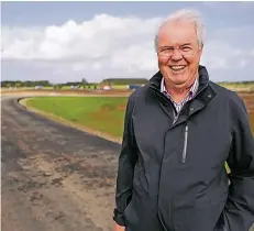  ?? FOTO: THORSTEN LINDEKAMP ?? Der ehemalige Stadtdirek­tor Franz Kulka vor der neuen Autobahnab­fahrt an der Netterdens­chen Straße, für die er lange gekämpft hatte.