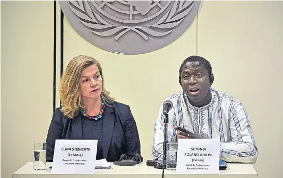  ?? Télam ?? Los miembros del Grupo de Trabajo de la ONU, Elina Steinerte y Setondi Roland Adjovi, ayer, en la conferenci­a de prensa