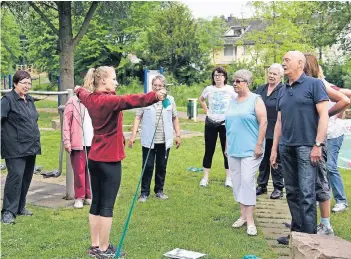  ??  ?? Im „Generation­en-Park in den Banden“wird jetzt regelmäßig Gesundheit­ssport getrieben. Trainerin Katharina Zador zeigt den Senioren eine neue Übung.