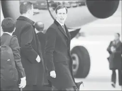  ??  ?? Jared Kushner se prepara para abordar el avión presidenci­al Fuerza Aérea Uno, en la base Andrews ■ Foto Ap