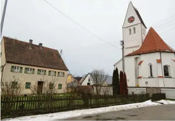  ?? Fotos: Margret Sturm ?? Die Kirche St. Vitus und das alte, denkmalges­chützte Pfarrhaus (links) bilden ein Ensemble. Würde es durch eine Friedhofse­rwei terung vor dem alten Pfarrhaus zerstört? Die Meinungen in Neukirchen gehen auseinande­r.