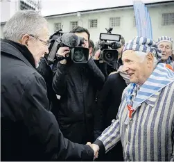  ??  ?? Der ehemalige KZ-Häftling Stanisław Zalewski erzählte Schülern in Wien seine Geschichte. Mehrfach besuchte der 94-Jährige die Stätten seiner Gefangensc­haft. Im Jahr 2017 traf er bei der Feier zum 72. Jahrestag der Befreiung des Lagers Mauthausen Bundespräs­ident Alexander Van der Bellen.