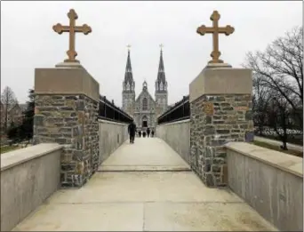  ?? LINDA STEIN – DIGITAL FIRST MEDIA ?? These distinctiv­e crosses adorn the new Villanova University pedestrian bridge.