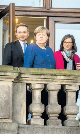  ??  ?? Zwar zeigen sich die Verhandler – hier FDP-Chef Christian Lindner, Kanzlerin Angela Merkel und Grünen-Fraktionsc­hefin Katrin GöringEcka­rdt – immer wieder auf dem Balkon. Aber weißer Rauch fehlt.