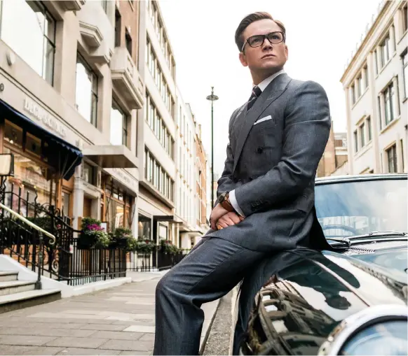  ?? Bild: GILES KEYTE ?? VARKEN SKAKAD ELLER RÖRD. Taron Egerton spelar Eggsy också i den andra Kingsman-filmen, ett ljust och ångestfrit­t agentkalas som tar sig själv på befriande litet allvar. En tredje del i sviten har mer eller mindre utlovats.